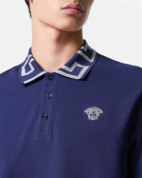 versace polo con chiave greca